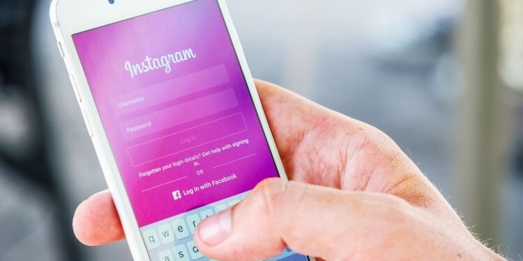 logging in instagram on mobile phone - Big Easy SEO