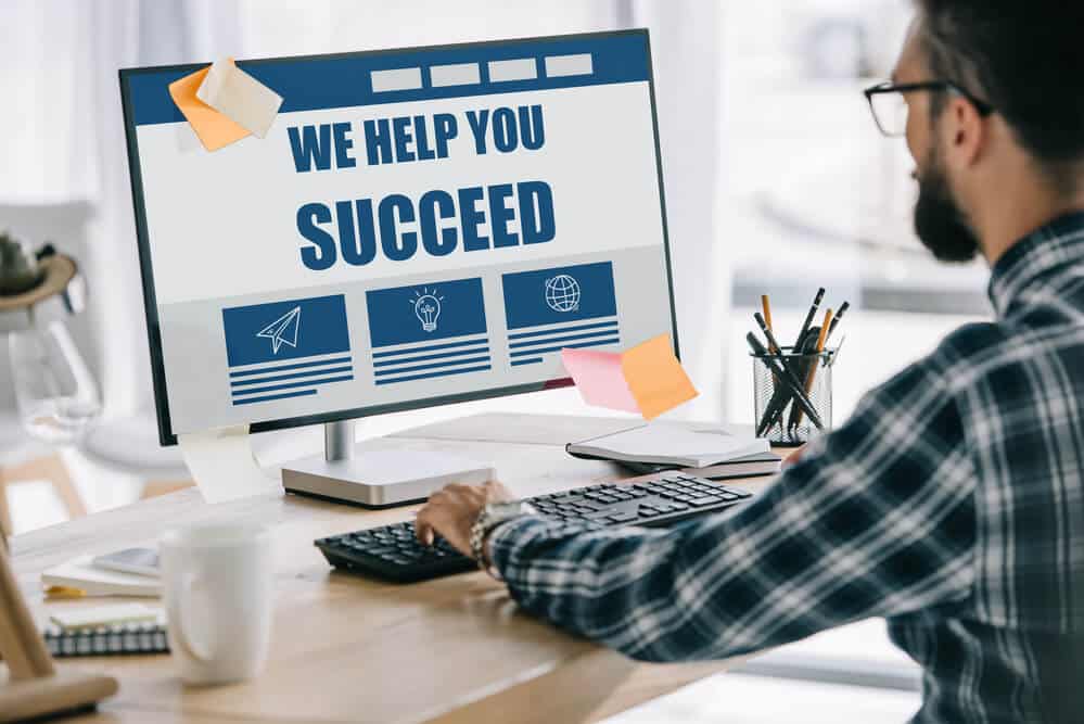 Seo manager using computer - Big Easy SEO